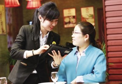 餐廳服務(wù)員為客人點菜時,都有哪些技巧?